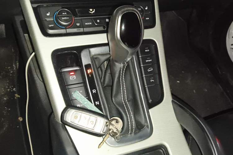 Used Geely Auto Emgrand X7 Sport 2018 1.8TD Automatic Two-Wheel Drive Smart Connect 4G Internet Edition Gear Lever