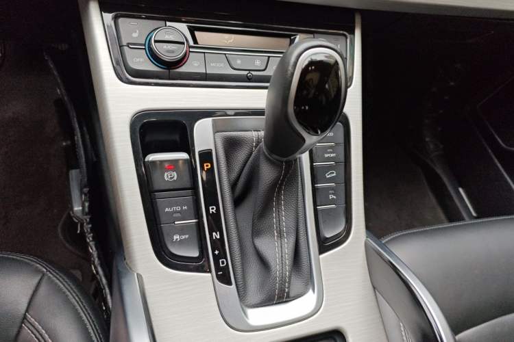 Used Geely Auto Emgrand X7 Sport 2018 1.8TD Automatic Two-Wheel Drive Smart Connect 4G Internet Edition Gear Lever
