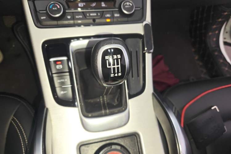 Used Geely Auto Emgrand X7 Sport 2018 2.0L Manual Two-Wheel Drive Zhiya Version Gear Lever