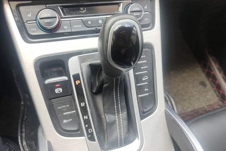 Used Geely Auto Emgrand X7 Sport 2018 1.8TD Automatic Two-Wheel Drive Smart Connect 4G Internet Edition Gear Lever