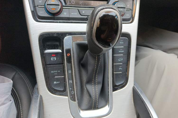 Used Geely Auto Emgrand X7 Sport 2018 Revised Version 1.8TD Automatic Two-Wheel Drive Smart Connectivity 4G-Enabled Edition Gear Lever