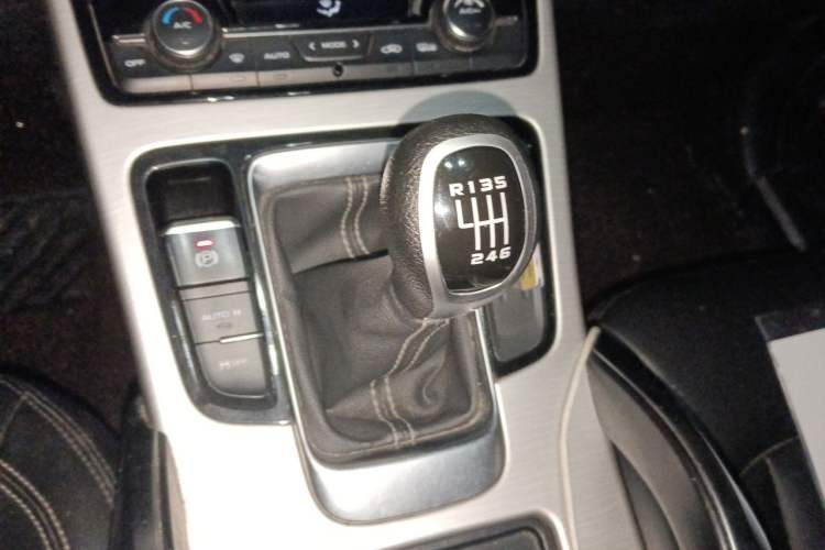 Used Geely Auto Emgrand X7 Sport 2018 2.0L Manual Two-Wheel Drive Zhiya Version Gear Lever