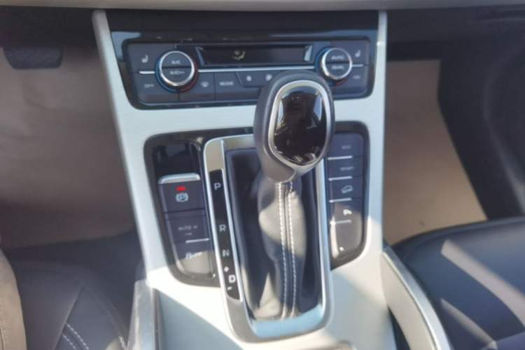Used Geely Auto Emgrand X7 Sport 2018 1.8TD Automatic Two-Wheel Drive Smart Connect 4G Internet Edition Gear Lever