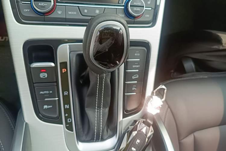 Used Geely Auto Emgrand X7 Sport 2018 1.8TD Automatic Two-Wheel Drive Smart Connect 4G Internet Edition Gear Lever