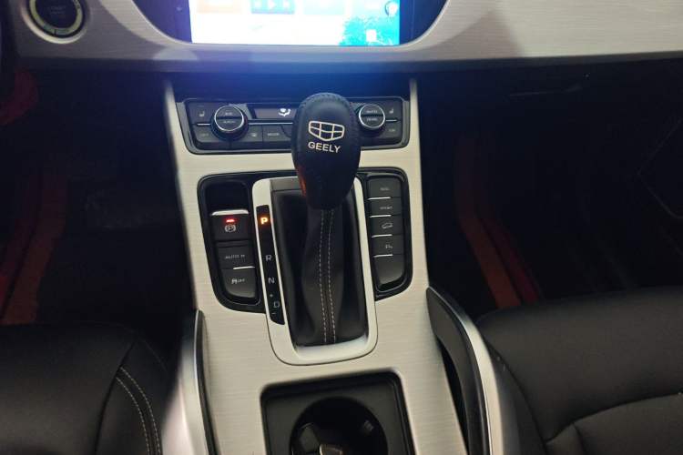 Used Geely Auto Emgrand X7 Sport 2018 1.8TD Automatic Two-Wheel Drive Smart Connect 4G Internet Edition Gear Lever