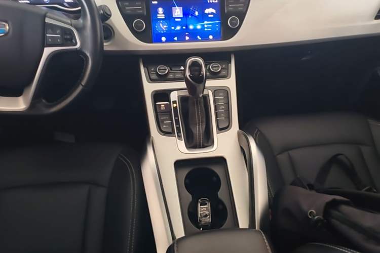 Used Geely Auto Emgrand X7 Sport 2018 1.8TD Automatic Two-Wheel Drive Smart Connect 4G Internet Edition Gear Lever