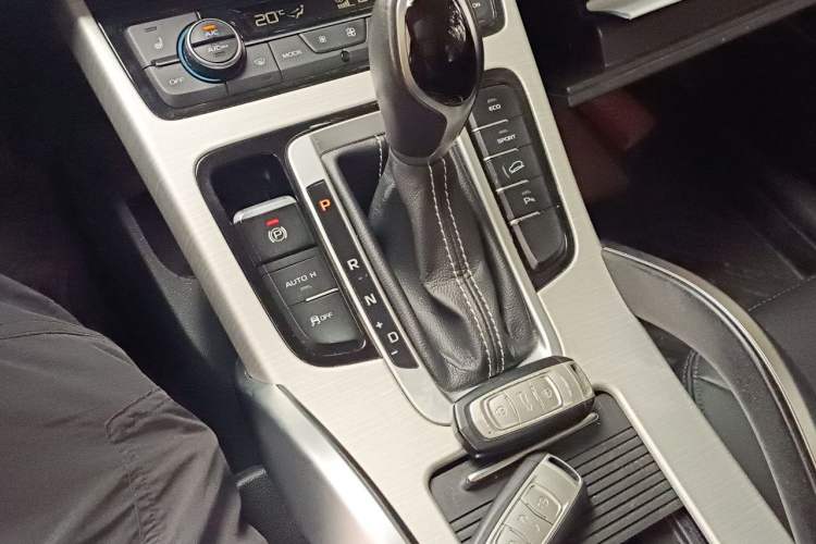 Used Geely Auto Emgrand X7 Sport 2018 1.8TD Automatic Two-Wheel Drive Smart Connect 4G Internet Edition Gear Lever