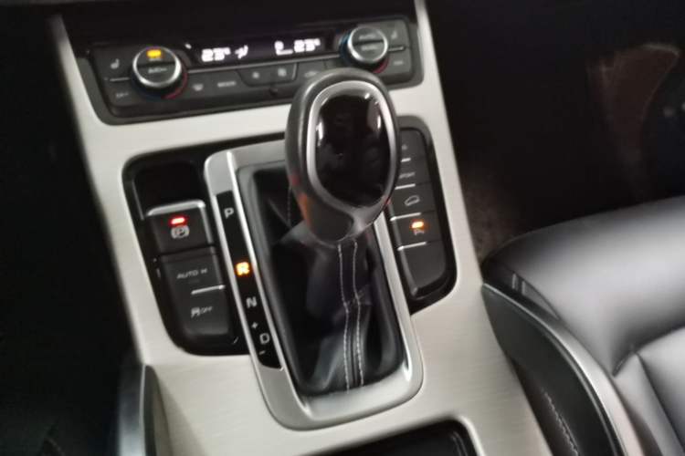 Used Geely Auto Emgrand X7 Sport 2018 1.8TD Automatic Two-Wheel Drive Smart Connect 4G Internet Edition Gear Lever