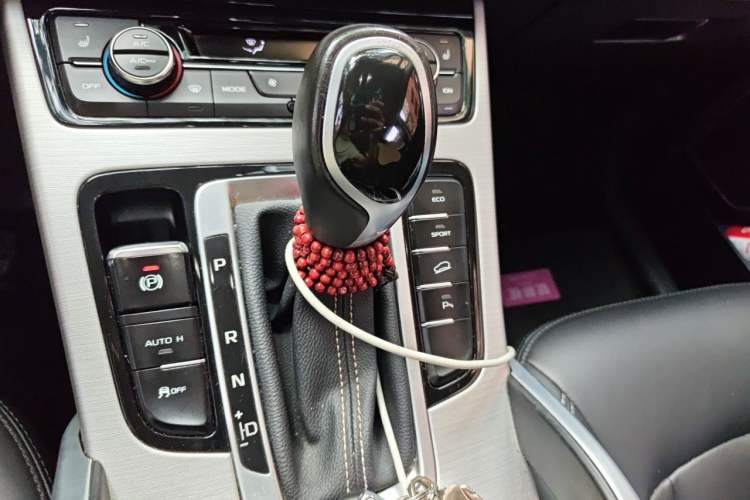 Used Geely Auto Emgrand X7 Sport 2018 1.8TD Automatic Two-Wheel Drive Smart 4G Connected Version Gear Lever