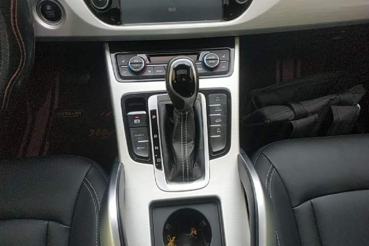 Used Geely Auto Emgrand X7 Sport 2018 1.8TD Automatic Two-Wheel Drive Smart Connect 4G Internet Edition Gear Lever