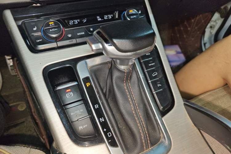 Used Geely Auto Emgrand X7 Sport 2018 1.8TD Automatic Two-Wheel Drive ZhiZun Model with 4G Connectivity Gear Lever