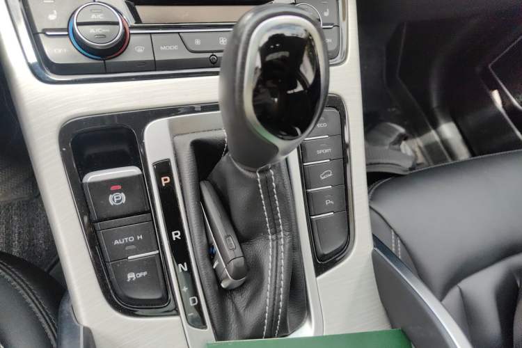 Used Geely Auto Emgrand X7 Sport 2018 1.8TD Automatic Two-Wheel Drive Smart Connect 4G Internet Edition Gear Lever