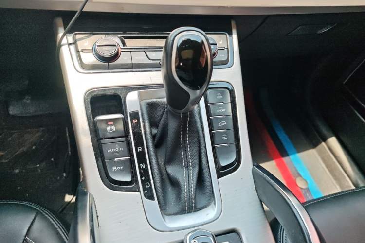 Used Geely Auto Emgrand X7 Sport 2018 1.8TD Automatic Two-Wheel Drive Smart Connect 4G Internet Edition Gear Lever