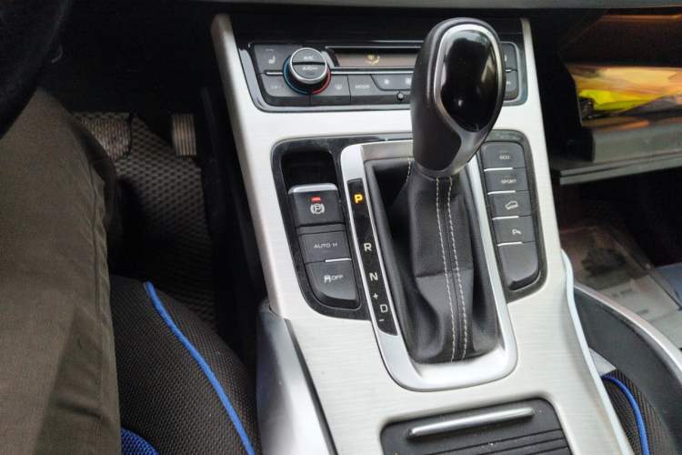 Used Geely Auto Emgrand X7 Sport 2018 1.8TD Automatic Two-Wheel Drive Smart Connect 4G Internet Edition Gear Lever