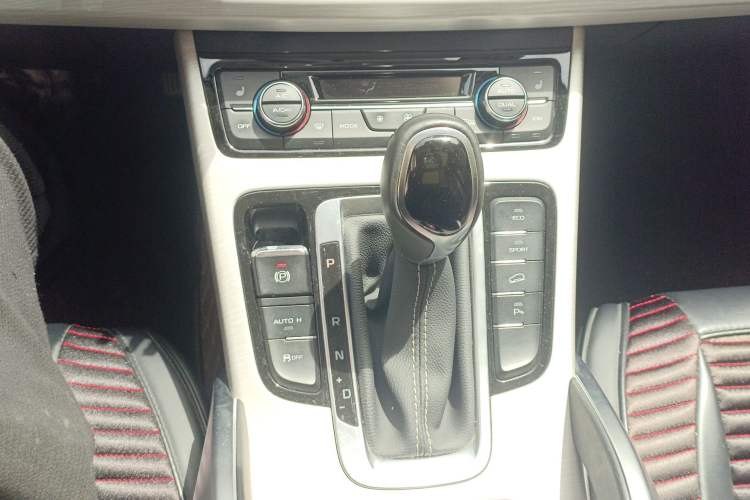 Used Geely Auto Emgrand X7 Sport 2018 1.8TD Automatic Two-Wheel Drive Smart Connect 4G Internet Edition Gear Lever