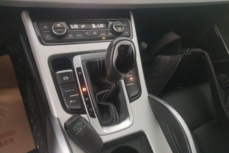 Used Geely Auto Emgrand X7 Sport 2018 1.8TD Automatic Two-Wheel Drive Smart Connect 4G Internet Edition Gear Lever