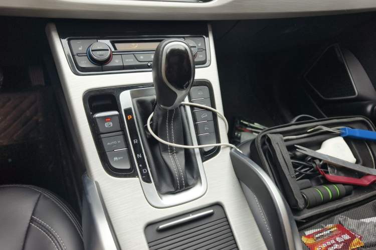 Used Geely Auto Emgrand X7 Sport 2018 1.8TD Automatic Two-Wheel Drive Smart Connect 4G Internet Edition Gear Lever