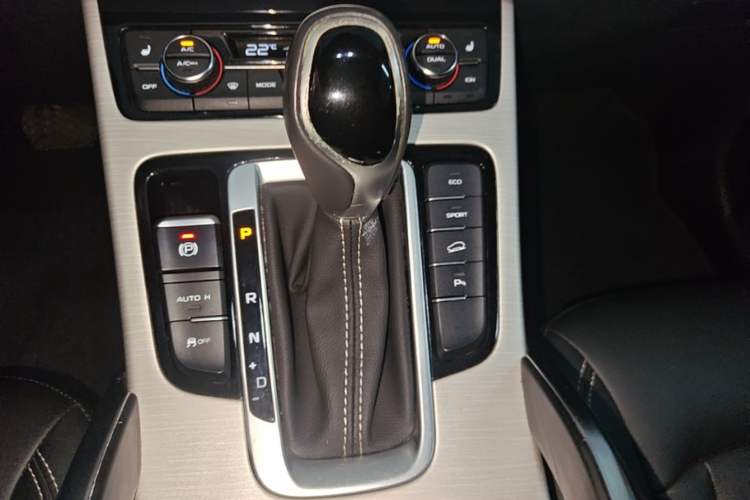 Used Geely Auto Emgrand X7 Sport 2018 1.8TD Automatic Two-Wheel Drive Smart 4G Connected Version Gear Lever
