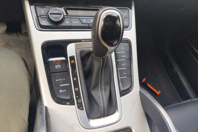 Used Geely Auto Emgrand X7 Sport 2018 1.8TD Automatic Two-Wheel Drive Smart Connect 4G Internet Edition Gear Lever