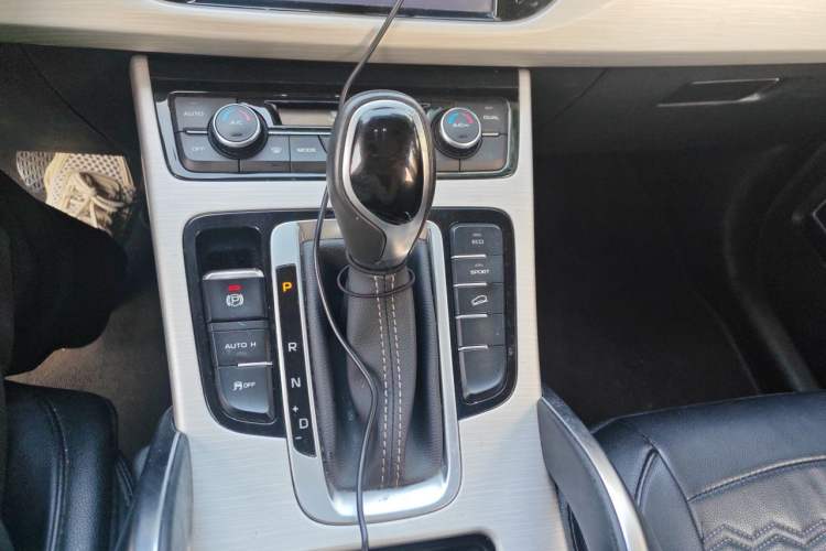 Used Geely Auto Emgrand X7 Sport 2018 Revised Version 1.8TD Automatic Two-Wheel Drive Smart Connectivity 4G-Enabled Edition Gear Lever