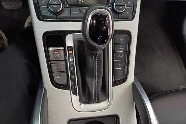 Used Geely Auto Emgrand X7 Sport 2018 Revised Version 1.8TD Automatic Two-Wheel Drive Smart Connectivity 4G-Enabled Edition Gear Lever