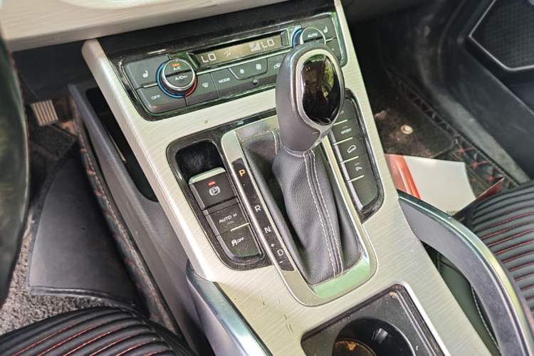 Used Geely Auto Emgrand X7 Sport 2018 1.8TD Automatic Two-Wheel Drive Smart Connect 4G Internet Edition Gear Lever
