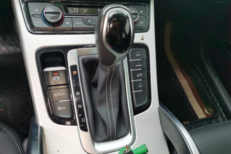 Used Geely Auto Emgrand X7 Sport 2018 1.8TD Automatic Two-Wheel Drive Smart Connect 4G Internet Edition Gear Lever
