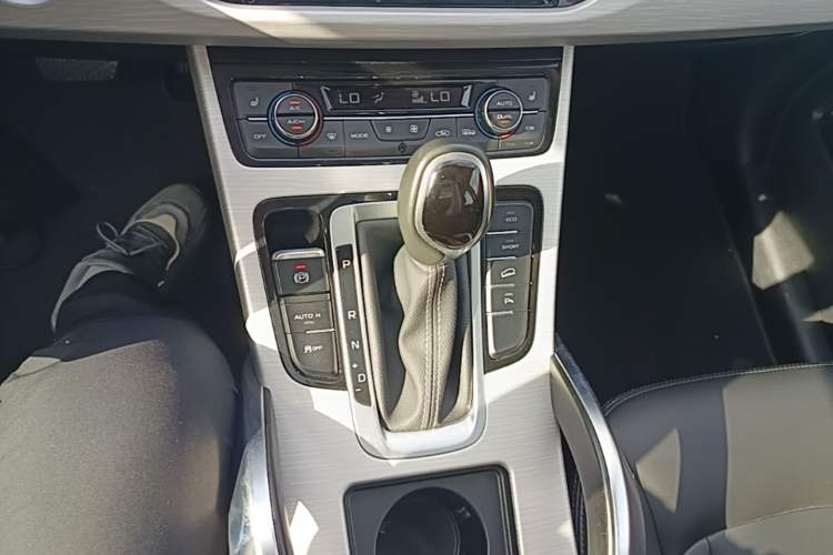 Used Geely Auto Emgrand X7 Sport 2018 1.8TD Automatic Two-Wheel Drive Smart Connect 4G Internet Edition Gear Lever