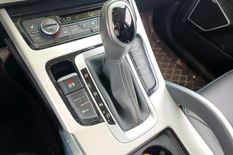 Used Geely Auto Emgrand X7 Sport 2018 1.8TD Automatic Two-Wheel Drive Smart Connect 4G Internet Edition Gear Lever