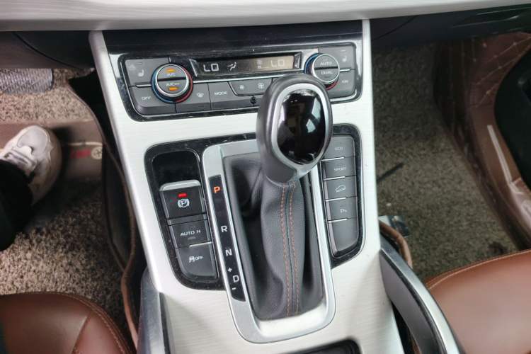 Used Geely Auto Emgrand X7 Sport 2018 1.8TD Automatic Two-Wheel Drive ZhiZun Model with 4G Connectivity Gear Lever