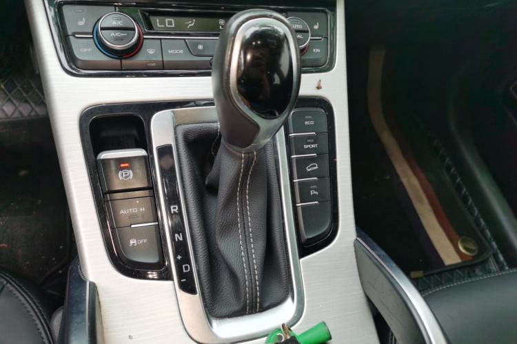Used Geely Auto Emgrand X7 Sport 2018 1.8TD Automatic Two-Wheel Drive Smart Connect 4G Internet Edition Gear Lever