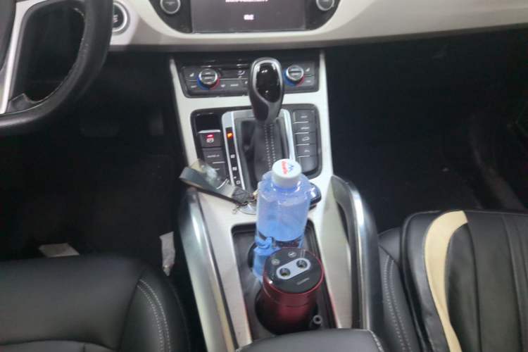 Used Geely Auto Emgrand X7 Sport 2018 1.8TD Automatic Two-Wheel Drive Smart Connect 4G Internet Edition Gear Lever