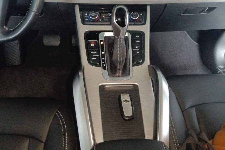 Used Geely Auto Emgrand X7 Sport 2018 1.8TD Automatic Two-Wheel Drive Smart 4G Connected Version Gear Lever
