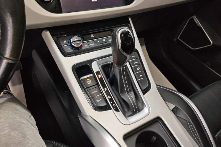Used Geely Auto Emgrand X7 Sport 2018 1.8TD Automatic Two-Wheel Drive Smart Connect 4G Internet Edition Gear Lever