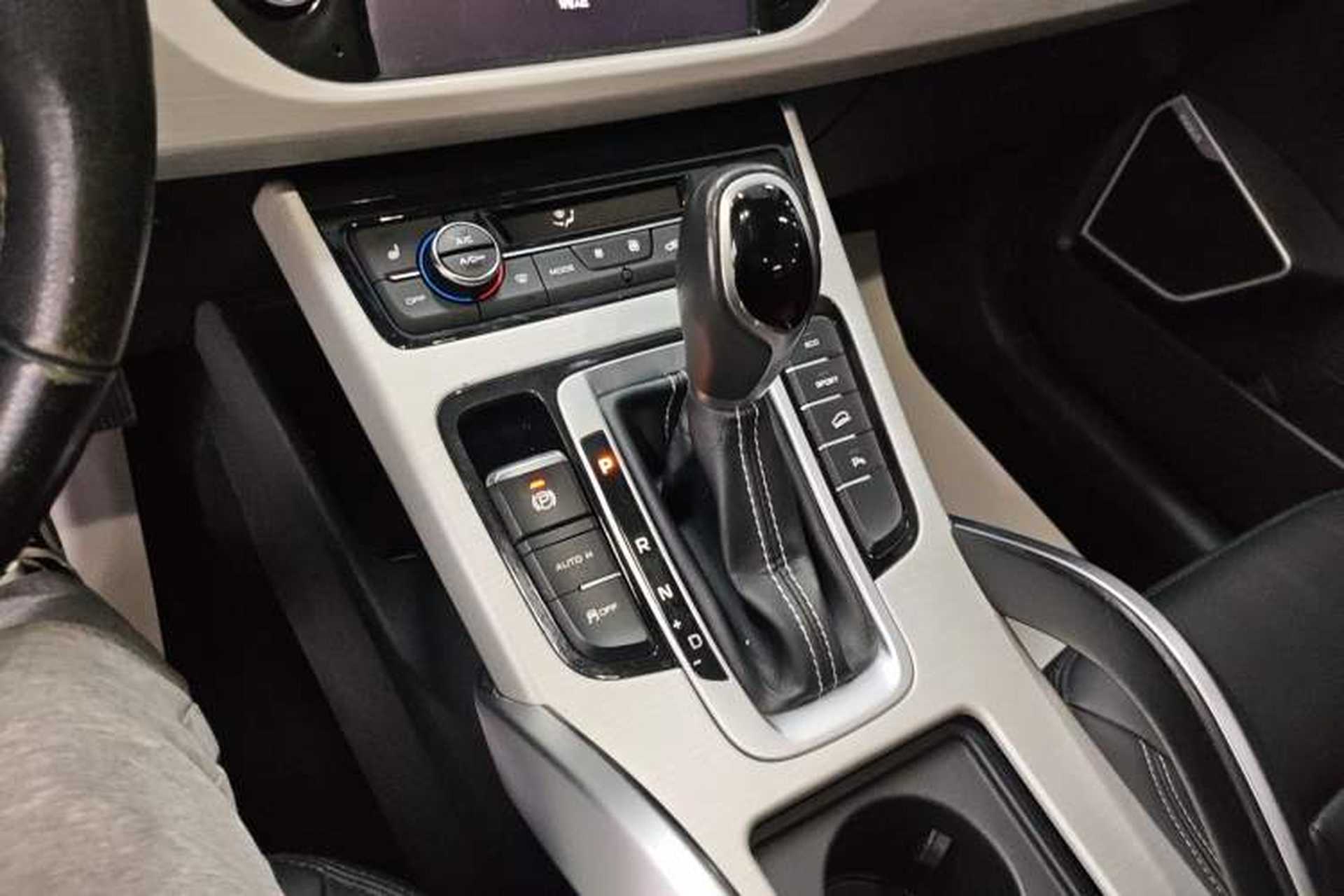 Used Geely Auto Emgrand X7 Sport 2018 1.8TD Automatic Two-Wheel Drive Smart Connect 4G Internet Edition Gear Lever