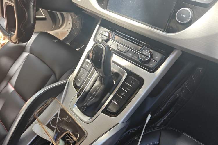 Used Geely Auto Emgrand X7 Sport 2018 1.8TD Automatic Two-Wheel Drive Smart Connect 4G Internet Edition Gear Lever