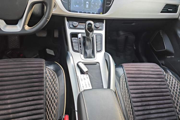 Used Geely Auto Emgrand X7 Sport 2018 1.8TD Automatic Two-Wheel Drive Smart Connect 4G Internet Edition Gear Lever
