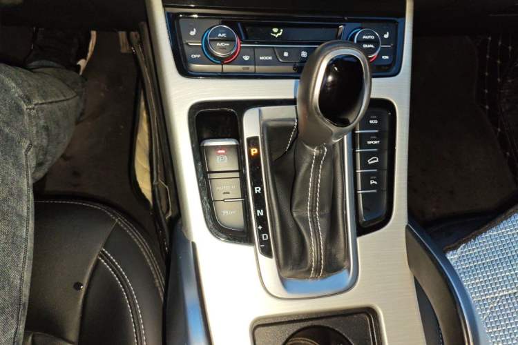 Used Geely Auto Emgrand X7 Sport 2018 1.8TD Automatic Two-Wheel Drive Smart Connect 4G Internet Edition Gear Lever