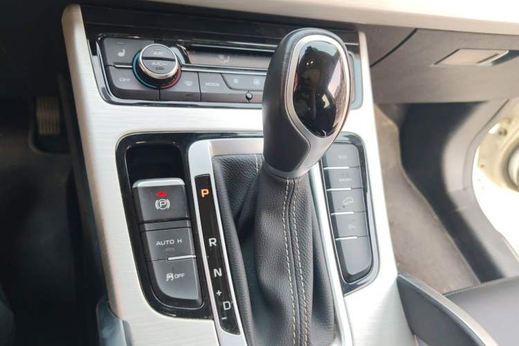 Used Geely Auto Emgrand X7 Sport 2018 1.8TD Automatic Two-Wheel Drive Smart 4G Connected Version Gear Lever