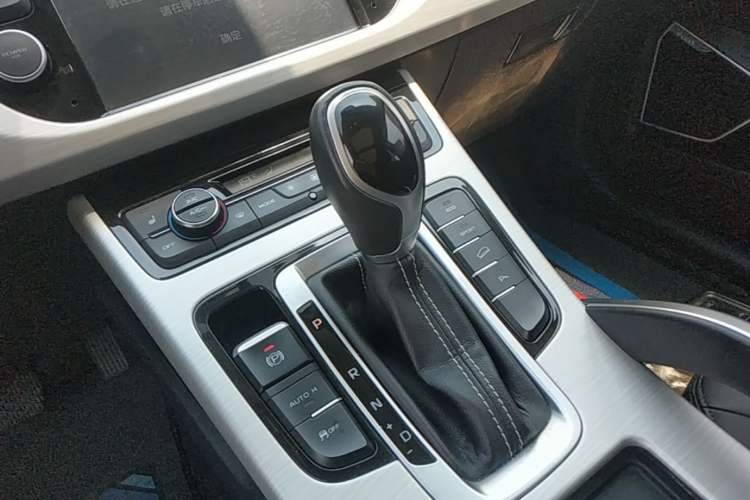Used Geely Auto Emgrand X7 Sport 2018 1.8TD Automatic Two-Wheel Drive Smart Connect 4G Internet Edition Gear Lever