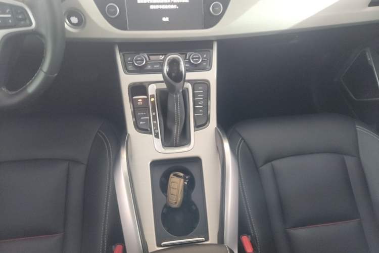 Used Geely Auto Emgrand X7 Sport 2018 1.8TD Automatic Two-Wheel Drive Smart Connect 4G Internet Edition Gear Lever