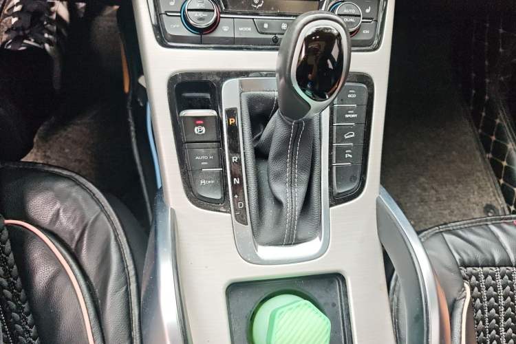 Used Geely Auto Emgrand X7 Sport 2018 1.8TD Automatic Two-Wheel Drive Smart Connect 4G Internet Edition Gear Lever