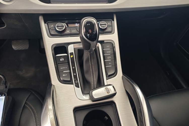 Used Geely Auto Emgrand X7 Sport 2018 1.8TD Automatic Two-Wheel Drive Smart Connect 4G Internet Edition Gear Lever