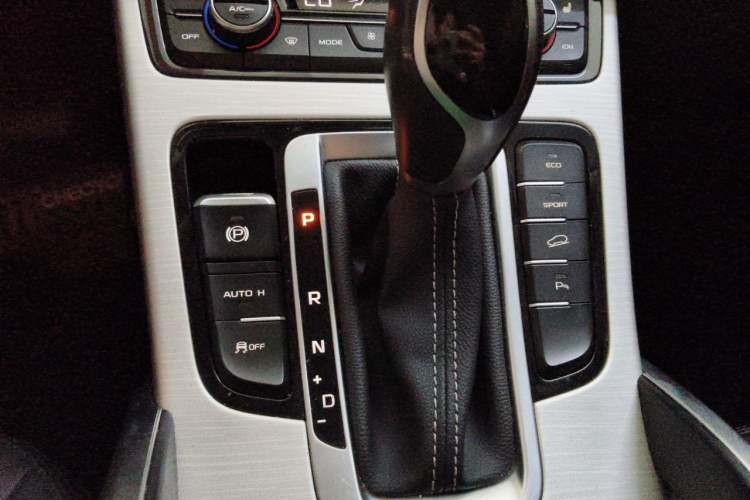 Used Geely Auto Emgrand X7 Sport 2018 Revised Version 1.8TD Automatic Two-Wheel Drive Smart Connectivity 4G-Enabled Edition Gear Lever