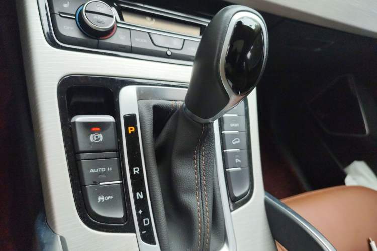 Used Geely Auto Emgrand X7 Sport 2018 1.8TD Automatic Two-Wheel Drive ZhiZun Model with 4G Connectivity Gear Lever