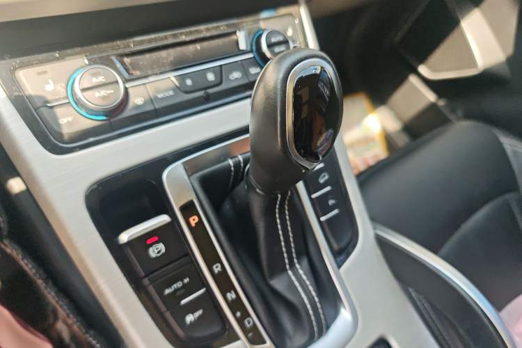 Used Geely Auto Emgrand X7 Sport 2018 1.8TD Automatic Two-Wheel Drive Smart Connect 4G Internet Edition Gear Lever