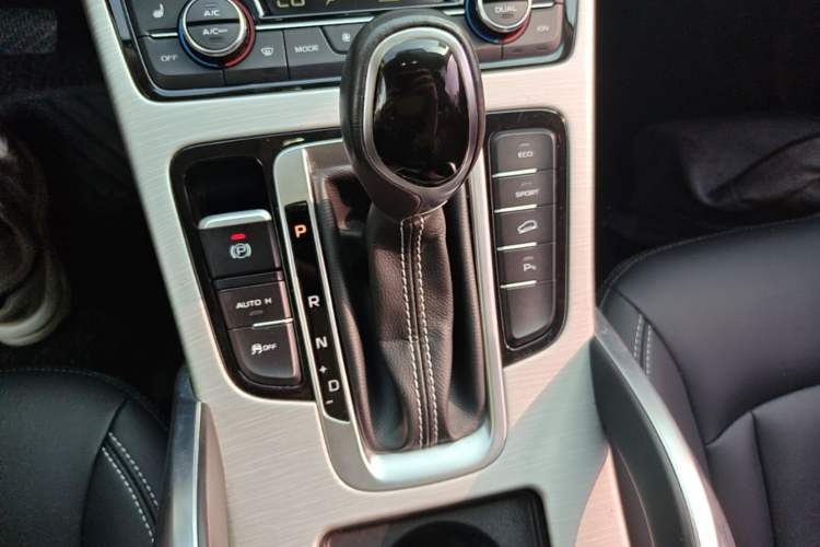 Used Geely Auto Emgrand X7 Sport 2018 1.8TD Automatic Two-Wheel Drive Smart Connect 4G Internet Edition Gear Lever