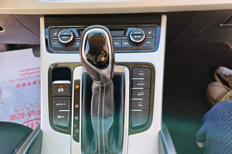 Used Geely Auto Emgrand X7 Sport 2018 1.8TD Automatic Two-Wheel Drive Smart Connect 4G Internet Edition Gear Lever