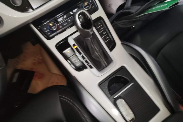 Used Geely Auto Emgrand X7 Sport 2018 1.8TD Automatic Two-Wheel Drive Smart Connect 4G Internet Edition Gear Lever