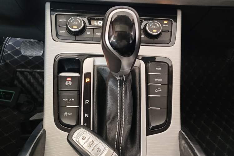 Used Geely Auto Emgrand X7 Sport 2018 1.8TD Automatic Two-Wheel Drive Zhiya Model Gear Lever